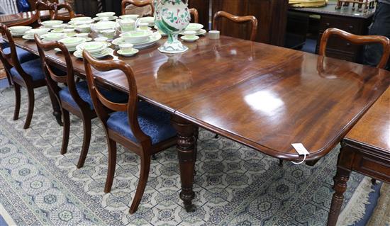 A Victorian mahogany extending dining table, W.4ft 2in. extends to 9ft 4in.